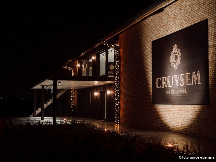 Wijndomein Cruysem gebouwen bij avond